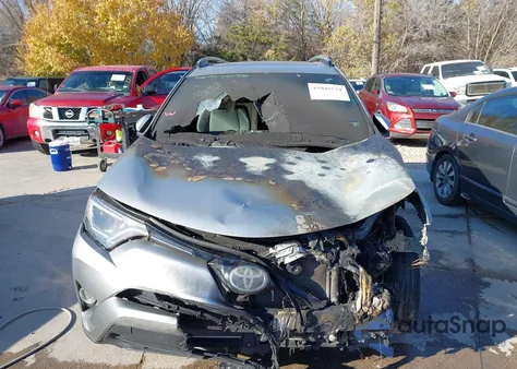 2017 Toyota Rav4 Xle z USA, uszkodzony, nr VIN 2T3WFREV8HW346760